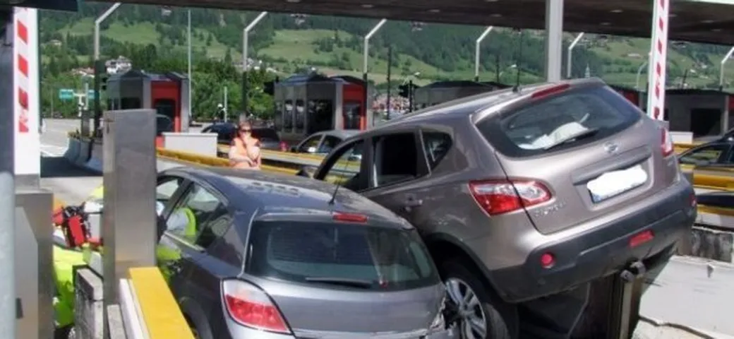 Incidente casello: a Vipiteno due auto restano incastrate