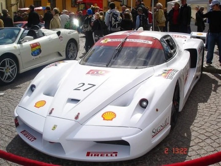 Una Ferrari FXX candida come la neve