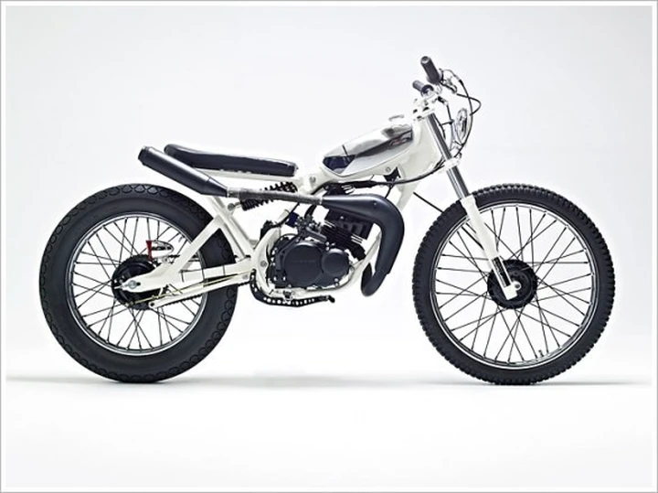 Yamaha DT50MX 'Cocaine White': il 'cinquantino' bianco e veloce