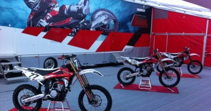 Husqvarna presenta i team Enduro e Cross per il 2012