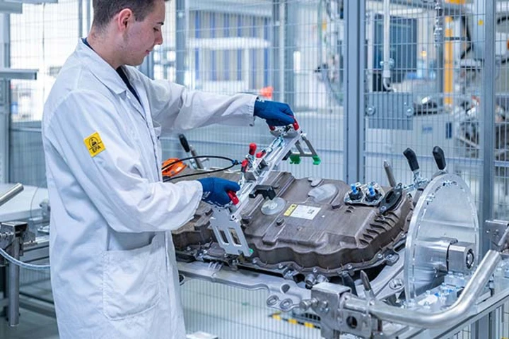 BMW accelera sul SUV a idrogeno iX5 Hydrogen: autonomia fino a 750 km