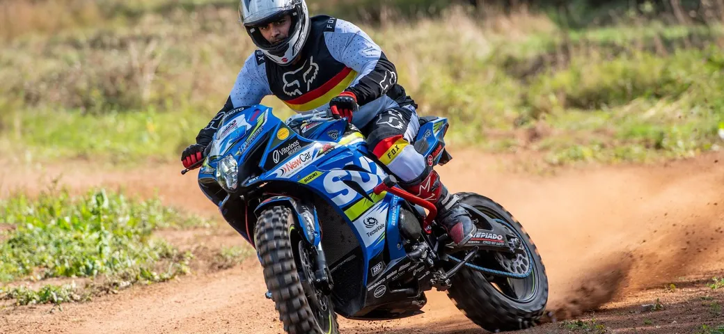 Una gara di enduro con una Suzuki GSX-R 1000: l'impresa di Ricardo Domingos