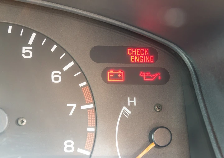 Le spie in macchina: cosa indicano i simboli delle spie nel cruscotto in auto