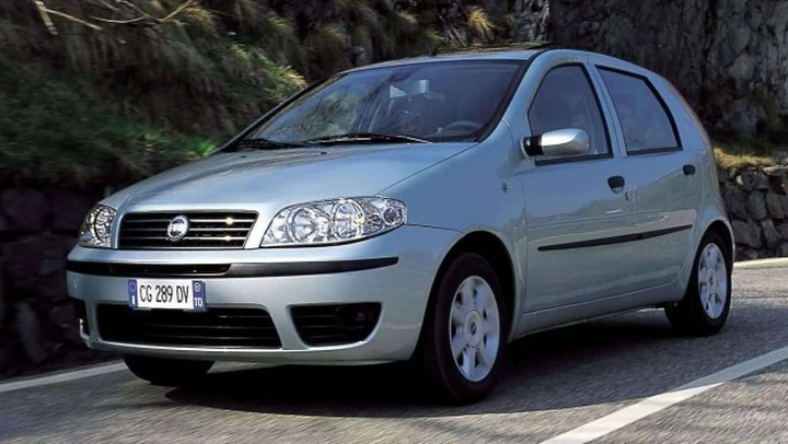 Elezioni tedesche: l'onorevole Bruederle usa la Fiat Punto per attaccare un avversario