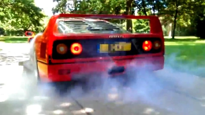 Ferrari F40: il burnout è del diciassettenne