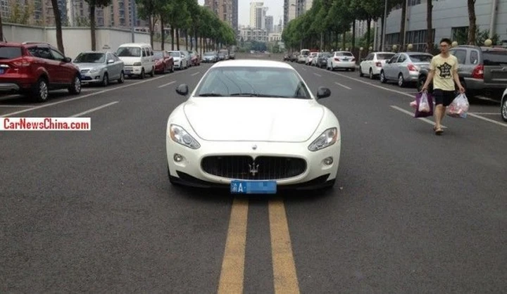 Parcheggia la Maserati a centro strada. Vigile la lascia andare!
