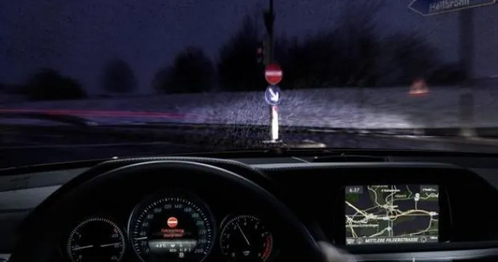 Mercedes Real Life Safety: debutta il sistema per prevenire i casi di guida in contromano