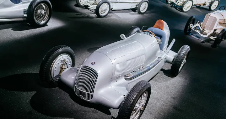 Mercedes-Benz W 25: la prima "freccia d'argento" debuttò 90 anni fa