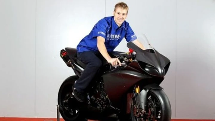 TT: Ian Hutchinson firma con Yamaha