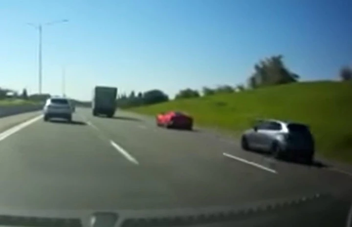 Folle sfida in autostrada: Ferrari 812 Superfast finisce tamponata [Video]
