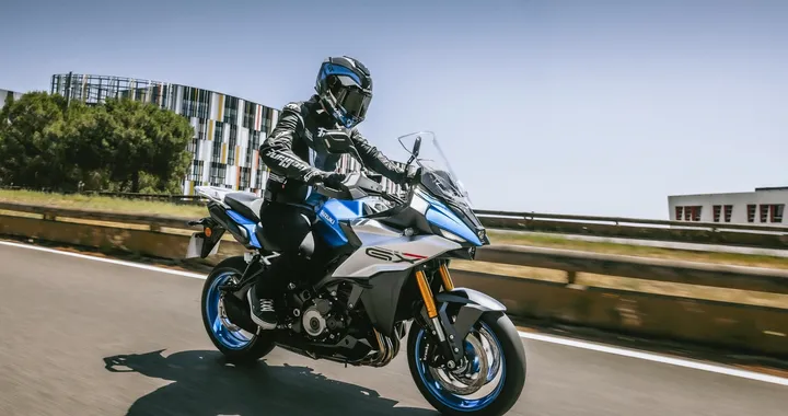 Suzuki GSX-S1000GX e GSX-8R 2024 debuttano ufficialmente ad EICMA 2023