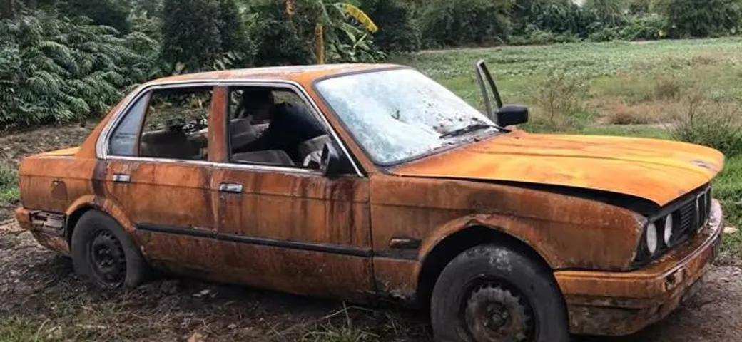 Ardito restauro di una vecchia BMW