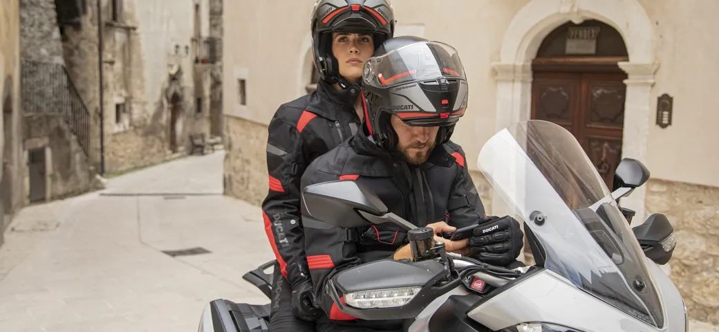 Ducati presenta il total look touring: per viaggiare comodi e sicuri