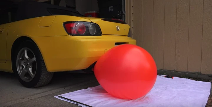 Gonfiare palloncini con un’auto [Video]