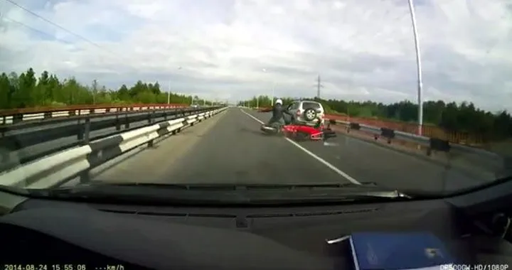 Motociclista tamponato “surfa” sull'asfalto [Video]