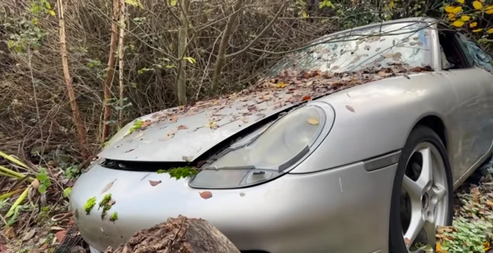 Nella villa abbandonata il tempo si è fermato: ci sono delle auto rare