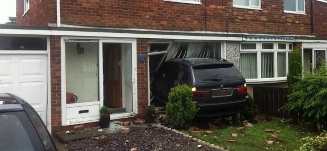Una BMW X5 finisce parcheggiata fra divano e televisore