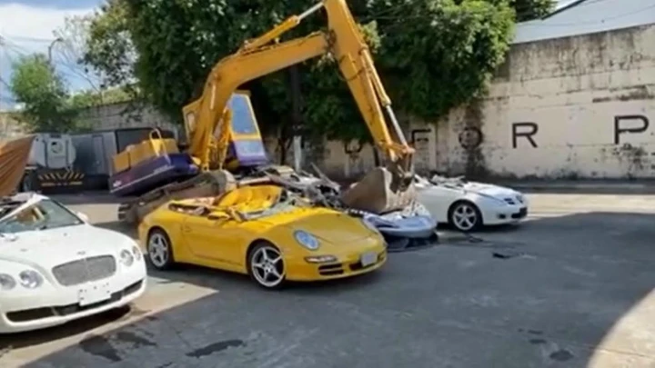 Porsche, McLaren, Bentley: la ruspa le distrugge tutte [Video]