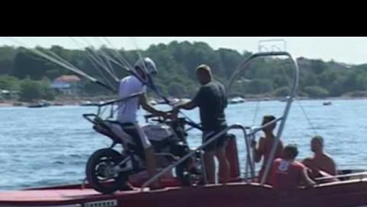 Freestyle sull'acqua con un paracadute