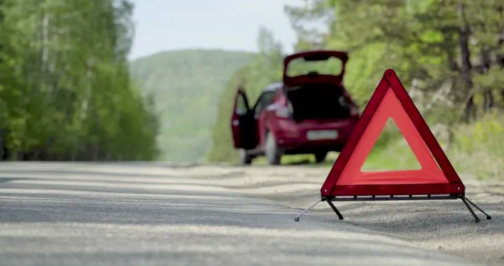 Guasto all’auto adattata, donna disabile lasciata senza aiuto per ore: è polemica