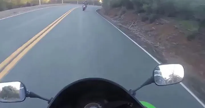 Caduta stupida, moto distrutta