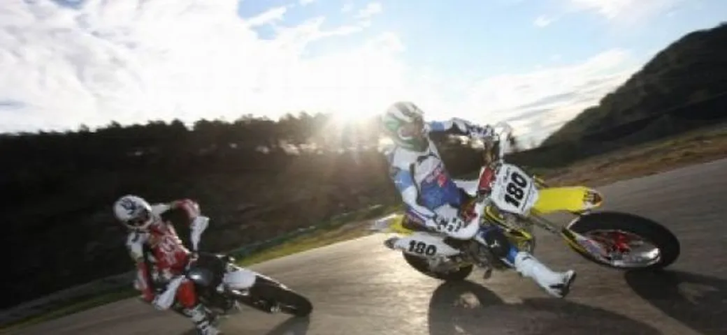 Incontro tra velocità e supermoto. Nel segno dello sliding