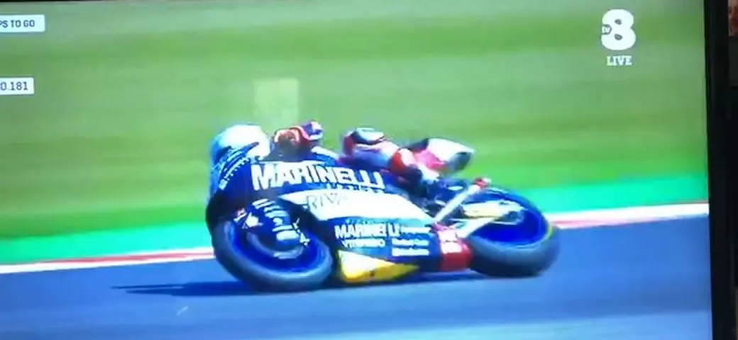 Moto2, Romano Fenati: gesto folle su Stefano Manzi
