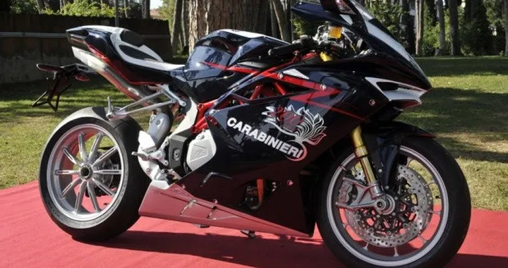 MV Agusta dona la F4 RR edizione Bicentenario ai Carabinieri