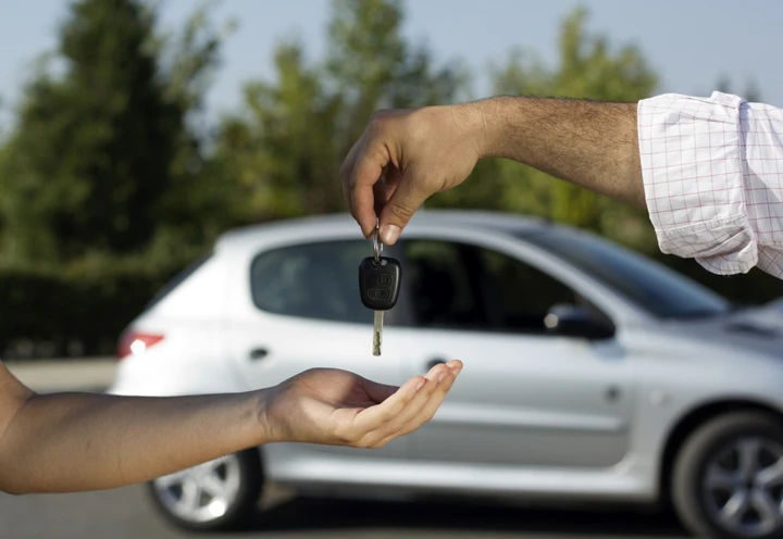 Francia, obbligo di registrazione per il prestito dell’auto: multe fino a 750 euro