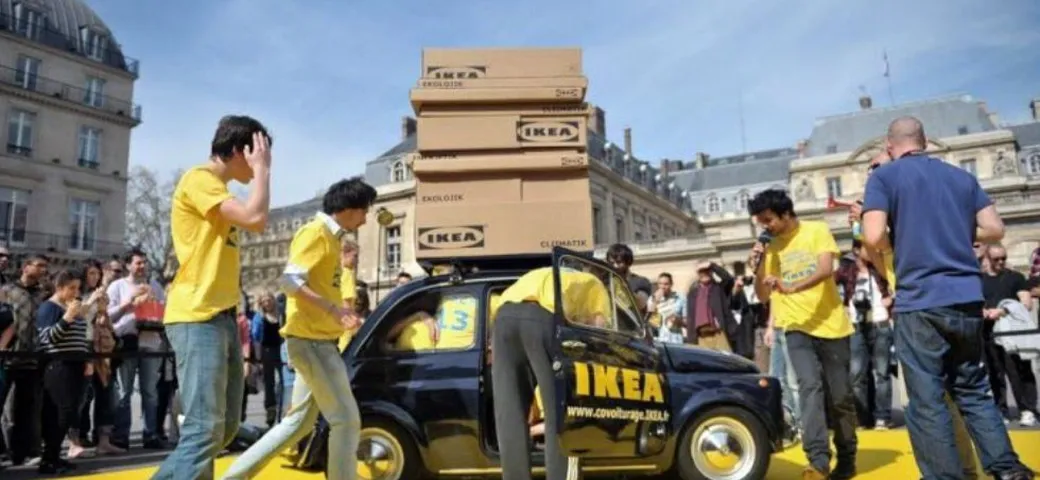 Quattordici persone dentro a una Fiat 500: singolare record imbattuto