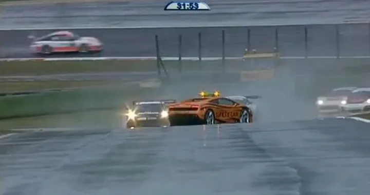 La safety car va in testa coda. L'Epic Fail è in pista