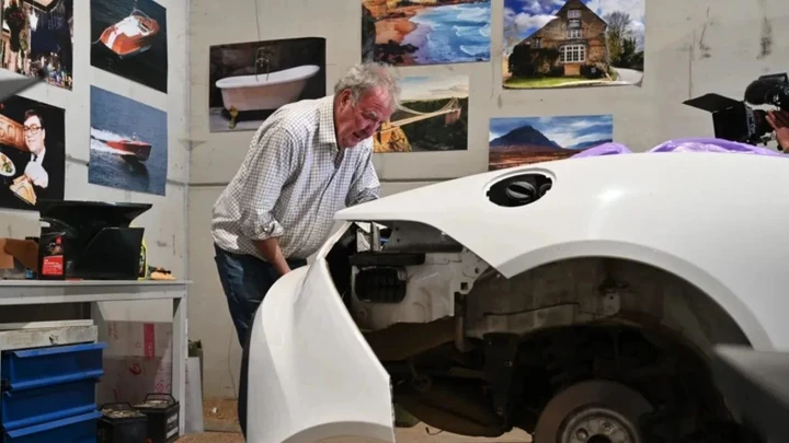 Jeremy Clarkson torna alle auto: costruirà una Jaguar con i prodotti della sua fattoria