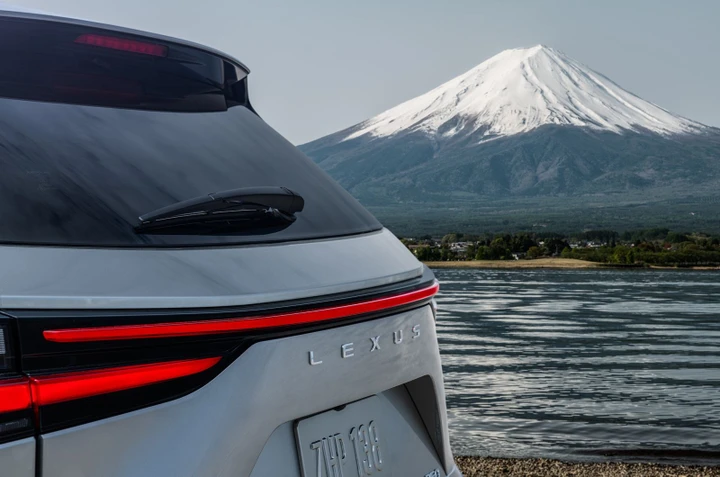 Nuova Lexus NX: il teaser della seconda generazione