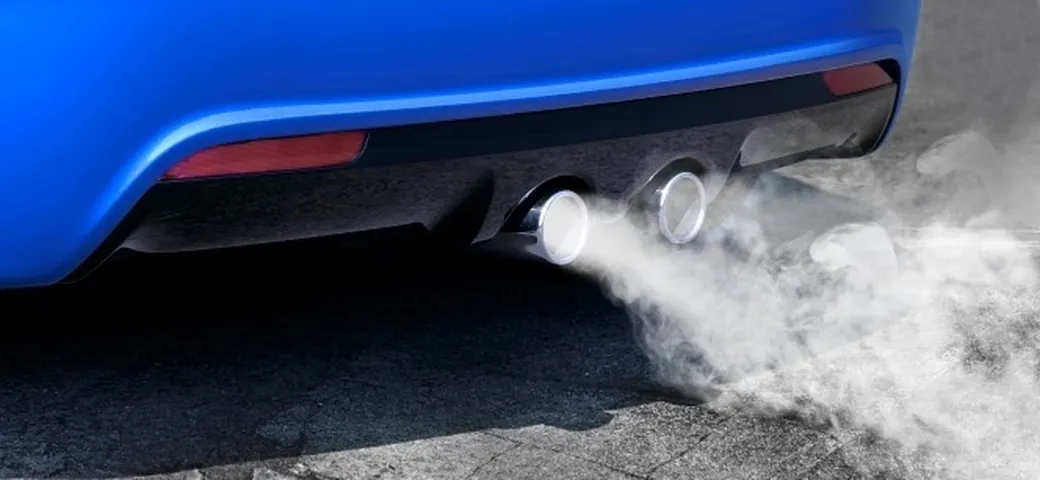 Sosta con motore acceso: multa anche d’inverno