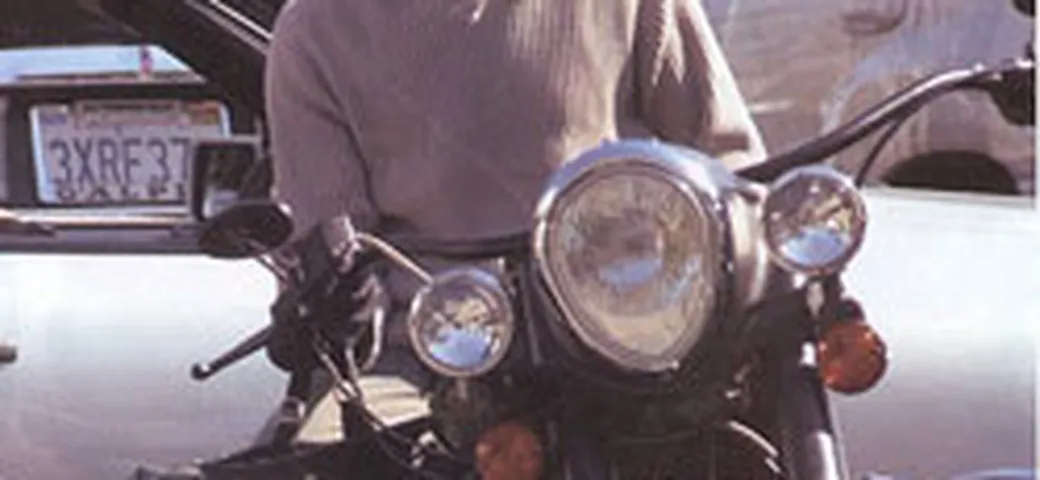 George Clooney centrato in moto