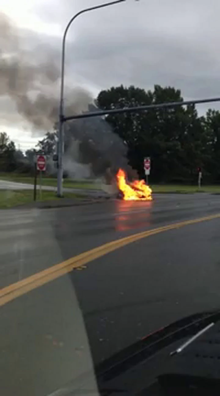 Batteria al litio prende fuoco di una Tesla Model S prende fuoco