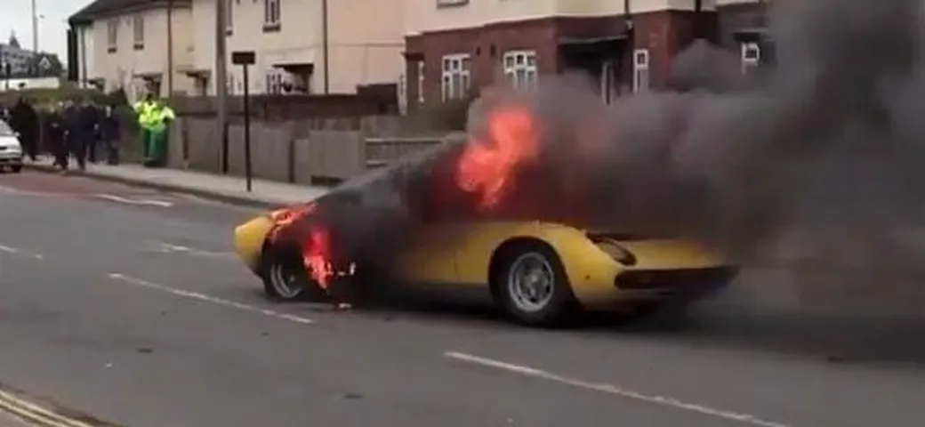 Lamborghini Miura va a fuoco a Londra [Video]
