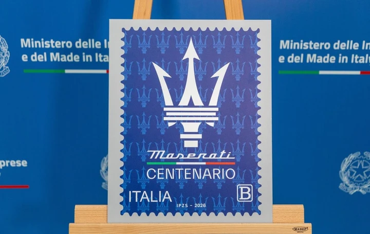 Maserati e Poste Italiane celebrano 100 anni del Tridente con un nuovo francobollo