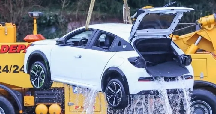 Nuova Lancia Ypsilon: il prototipo rubato finisce in un fiume [FOTO]
