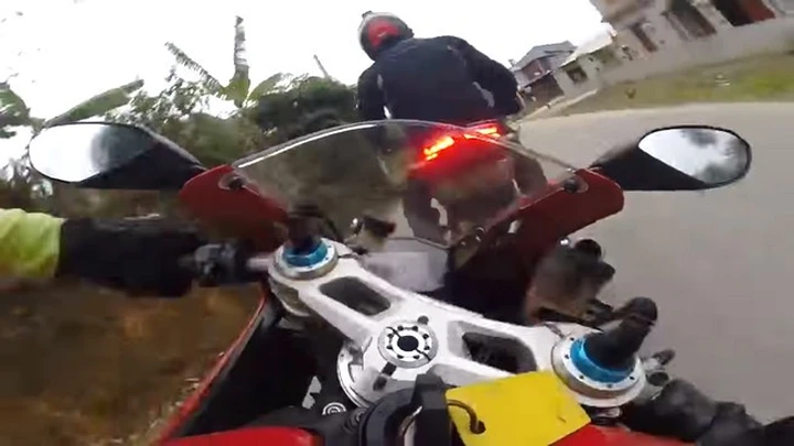 Zero distanza di sicurezza: Ducati Panigale S a terra [Video]