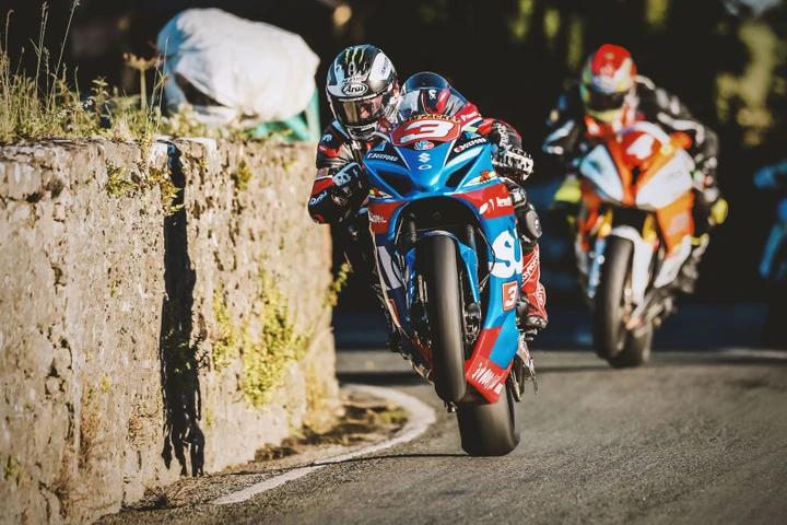 Southern 100: Michael Dunlop vince tre gare su quattro