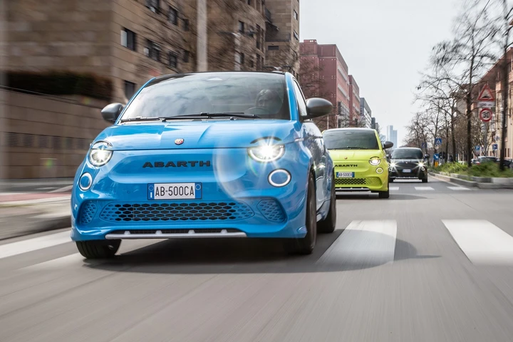 Abarth 500e: lanciate altre due versioni