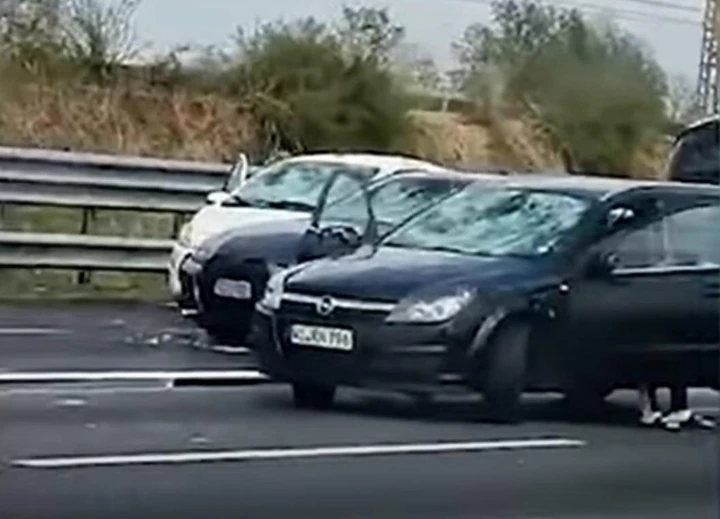 Grandine fuori dal comune sulla autostrada A1: centinaia di auto distrutte [Video]