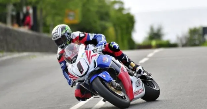 Tourist Trophy: Dopo due giorni di prove, McGuinness è il più veloce. Morti due piloti Sidecar