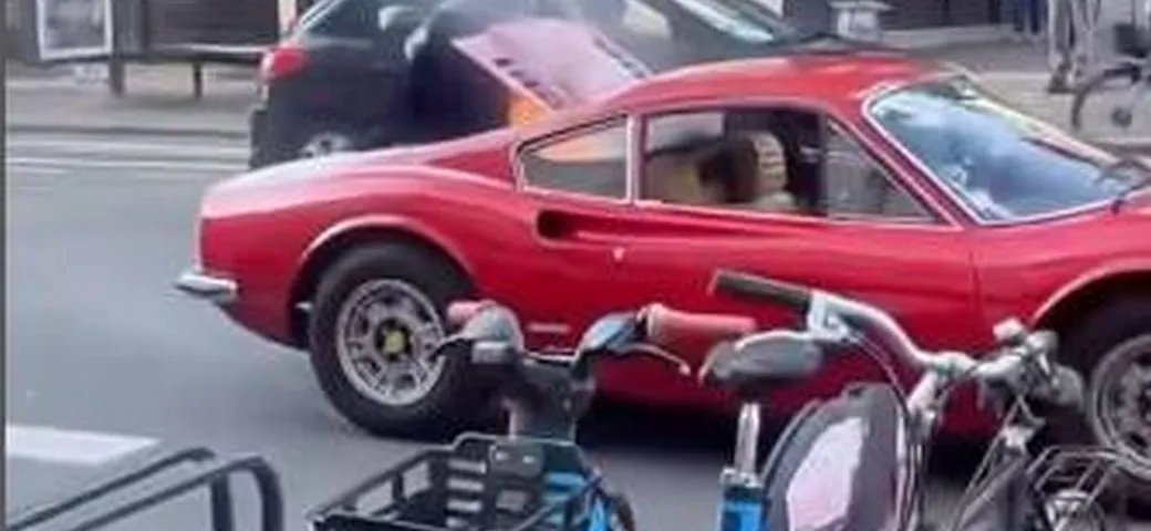 Dino 246 GT a fuoco a Parigi: dolore per chi ama la Ferrari | Video
