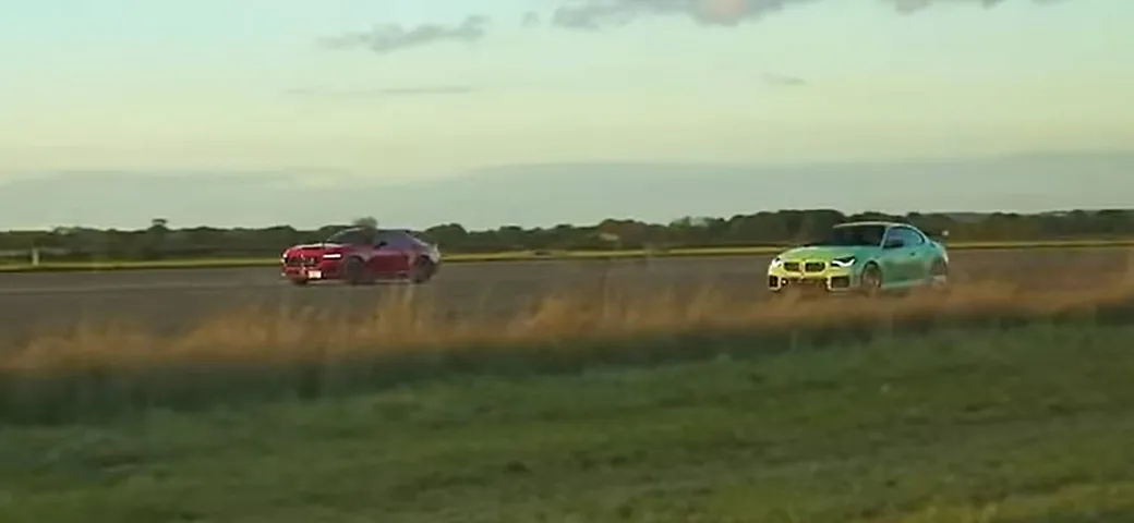 Nuova Mustang GT vs BMW M2 Competition: drag race appassionante | Video