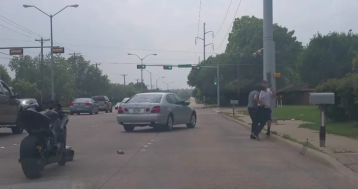 Motociclista contro automobilista: i due fanno a pugni [Video]