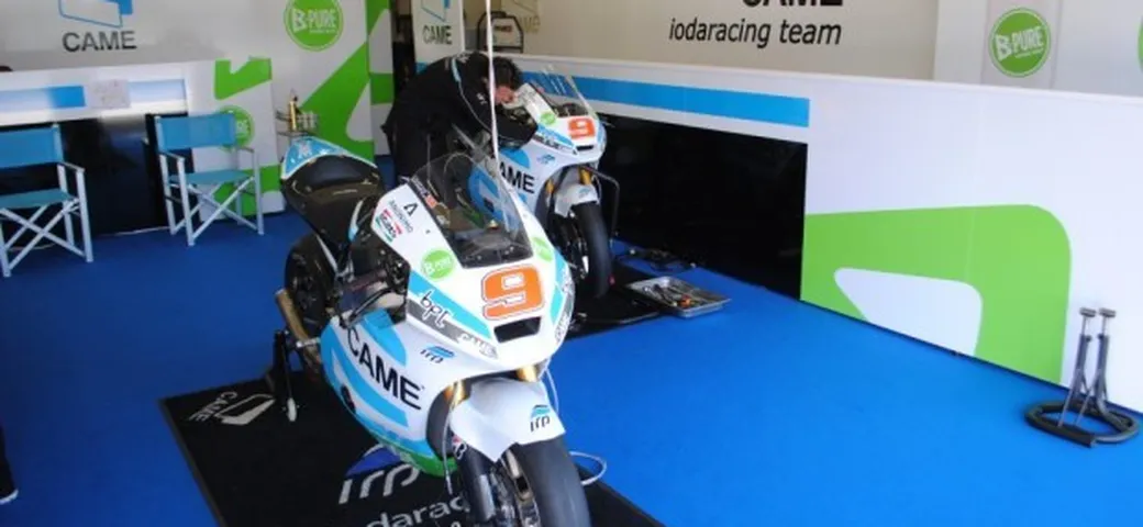 MotoGP: IodaRacing al test in Qatar solo con Petrucci, Leon Camier già in bilico?