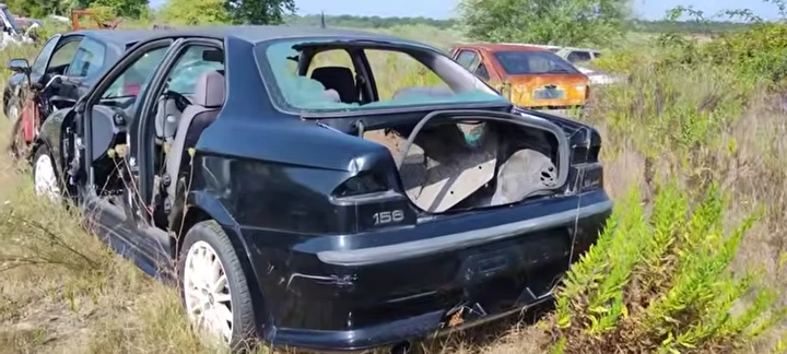 Alfa Romeo 156 abbandonata: sotto la polvere c’è una rara Pack Sport