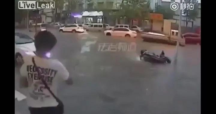 Annega con lo scooter nell'indifferenza generale